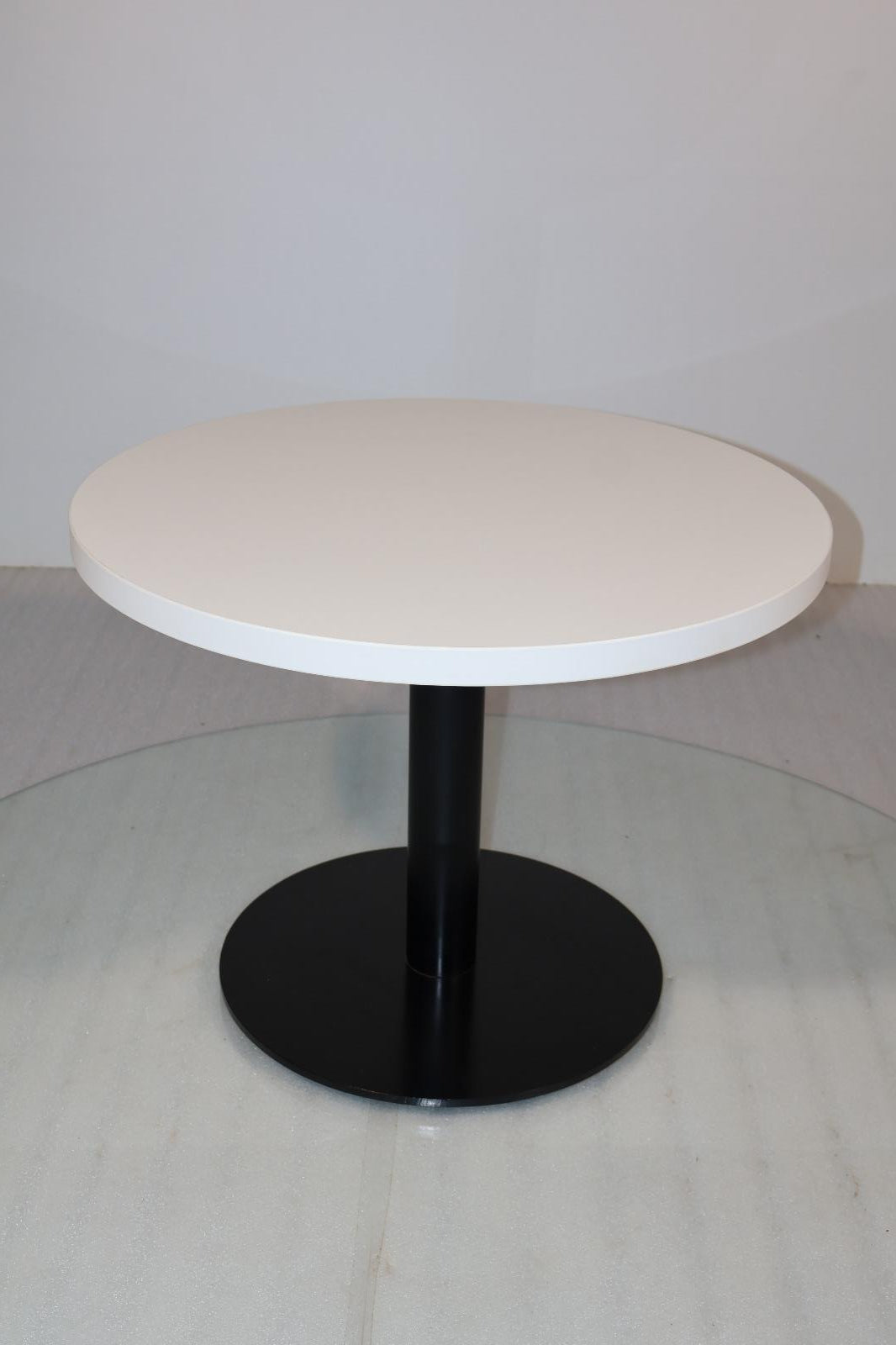 Round White-Top Pedestal Table in White Top with Black Base – ZLOFY Furniture